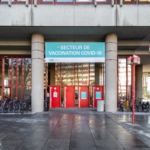 Vaccin contre le COVID-19 : les personnes de 50 ans et plus, aisées ou avec un bon niveau d’éducation sont les plus favorables au vaccin